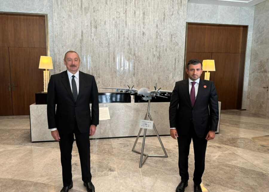 İlham Əliyev və Selçuk Bayraktar "Akıncı"nın önündə