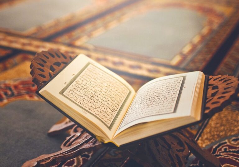 Azərbaycanda Quran satışa çıxarıldı: 50 min manata - FOTOLAR