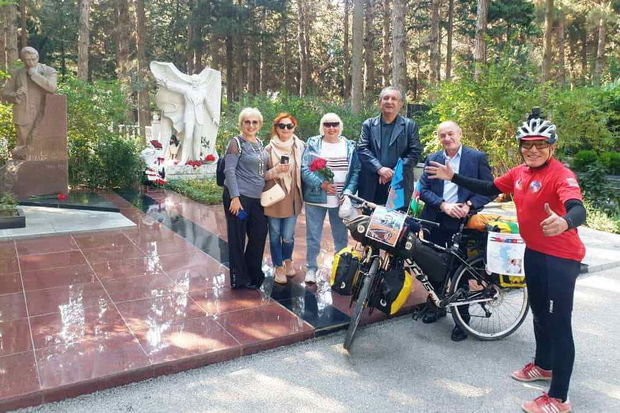 Məşhur müğənni Daşkənddən Bakıya velosipedlə gəldi - FOTO