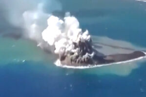 Yaponiyada vulkan püskürdü, yeni ada yarandı