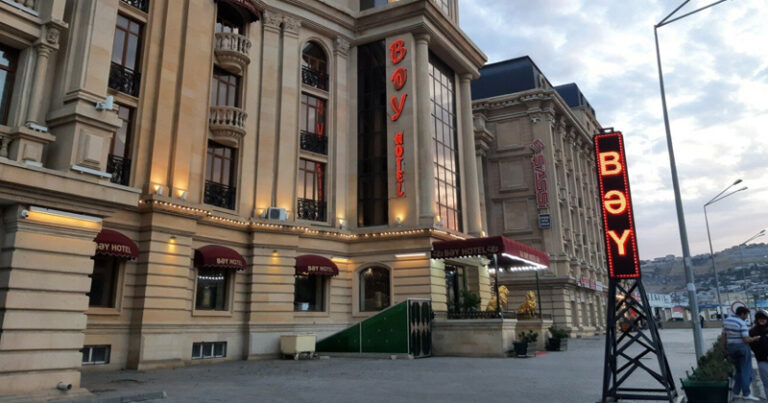 Məşhur otelin sahibi cərimələndi