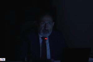 İclas zamanı işıqlar söndü, Paşinyan özündən çıxdı - VİDEO