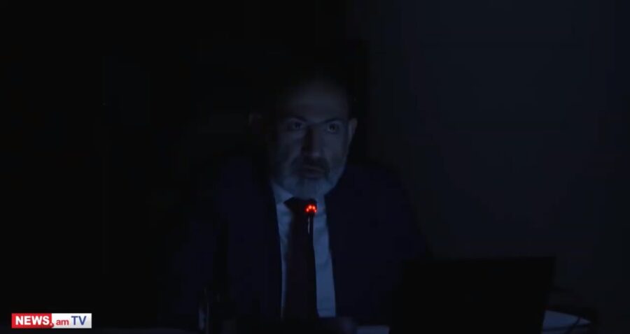 İclas zamanı işıqlar söndü, Paşinyan özündən çıxdı - VİDEO