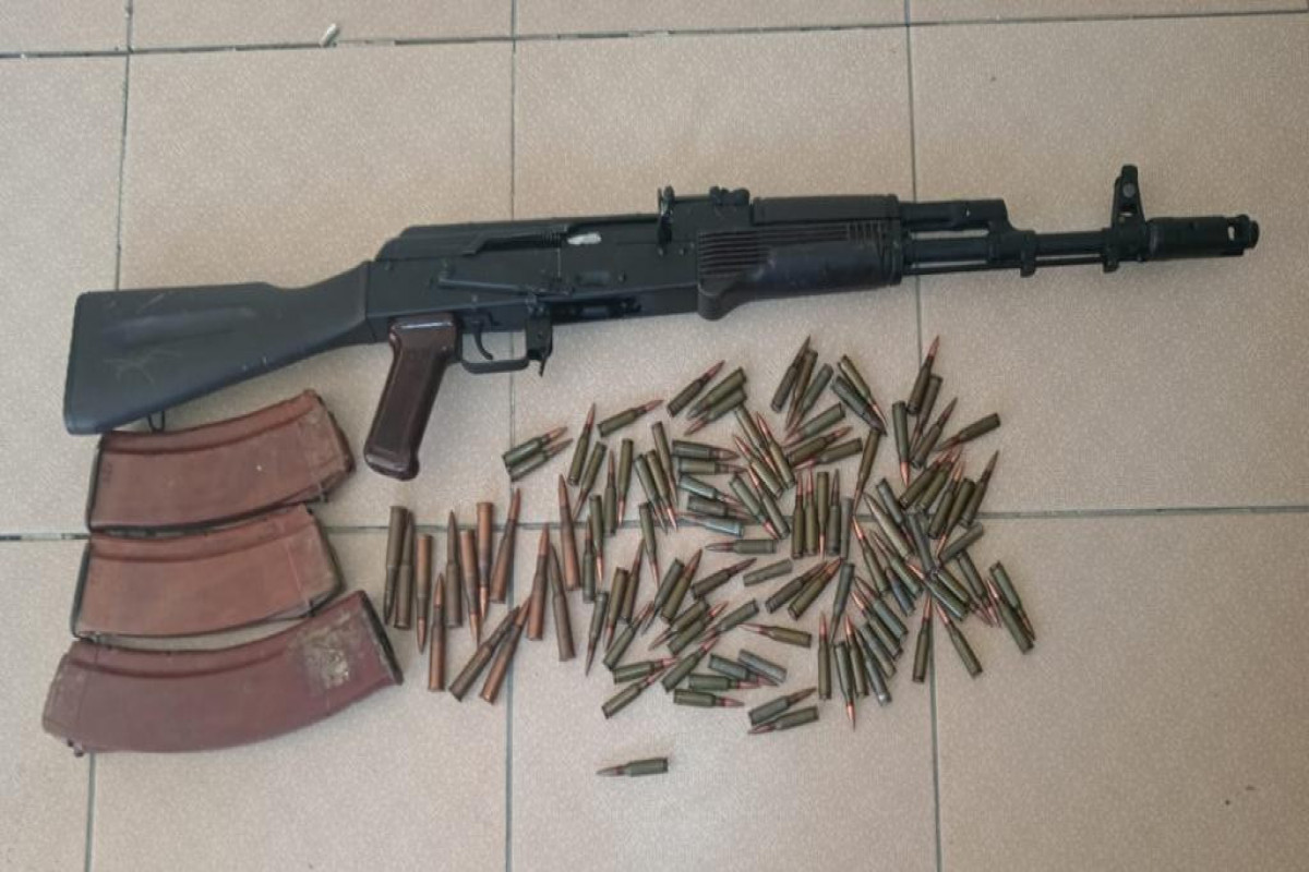 Yol kənarında avtomat tapıldı