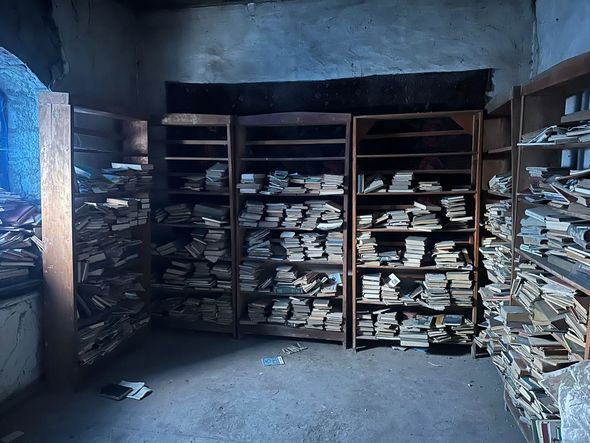 Xocalıda kitabxanadan tapılan silah-sursat - FOTOLAR