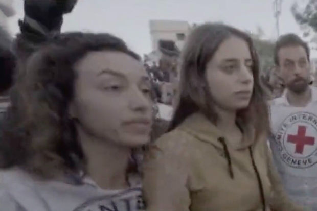 Qəzzada İsrail hərbçilərinə təhvil verilən iki girovun görüntüləri - FOTO / VİDEO 1 FotoJet 2023 11 30T195028.782