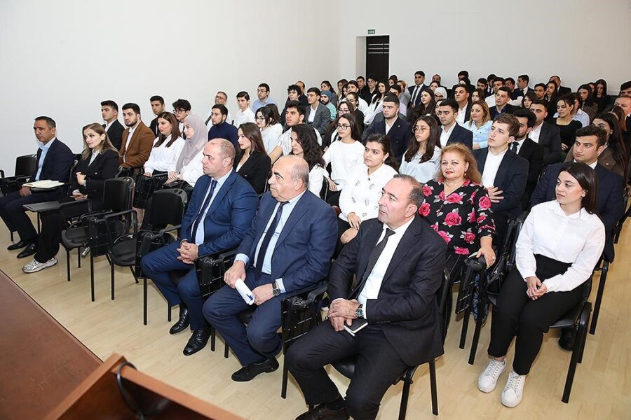 AHİK-də tələbələrə adlı təqaüdlər təqdim edildi - FOTOLAR