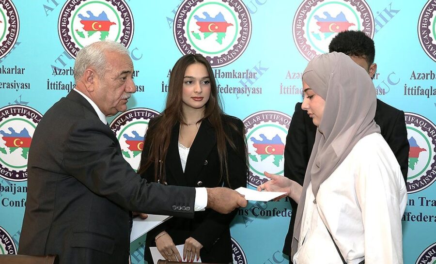 AHİK-də tələbələrə adlı təqaüdlər təqdim edildi - FOTOLAR