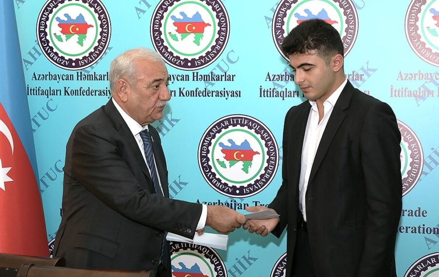 AHİK-də tələbələrə adlı təqaüdlər təqdim edildi - FOTOLAR