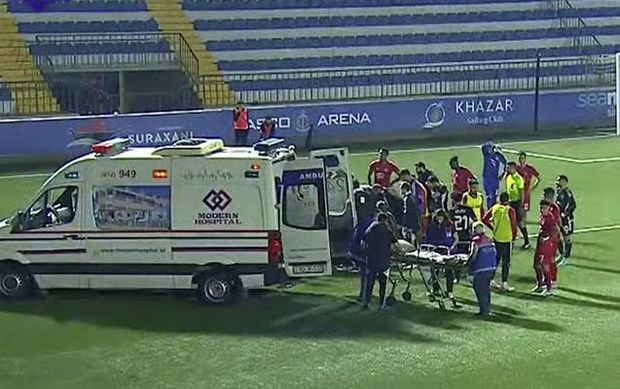 Azərbaycan futbolunda qorxulu anlar: Tanınmış futbolçu huşunu itirdi - VİDEO