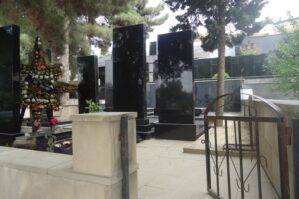 “Ölüyə belə məzar daşı qoymaq haramdır” – İlahiyyatçıdan səs-küylü açıqlama