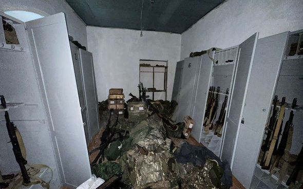 Xocalıda kitabxanadan tapılan silah-sursat - FOTOLAR