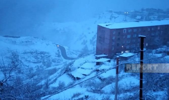 Qərb bölgəsinin dağlıq rayonlarına ilk qar yağdı - FOTOLAR 3 dg 3