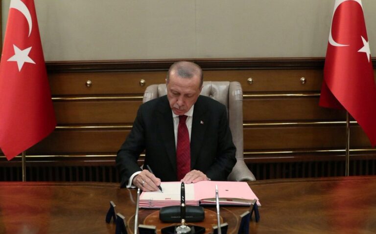 Ərdoğan məktəblərdəki hadisələrə görə onu işdən çıxardı