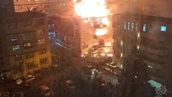 Bakıda daha bir ərazidə güclü yanğın: polis xəsarət aldı - FOTO / VİDEO 1 yangin azadliq prospekti