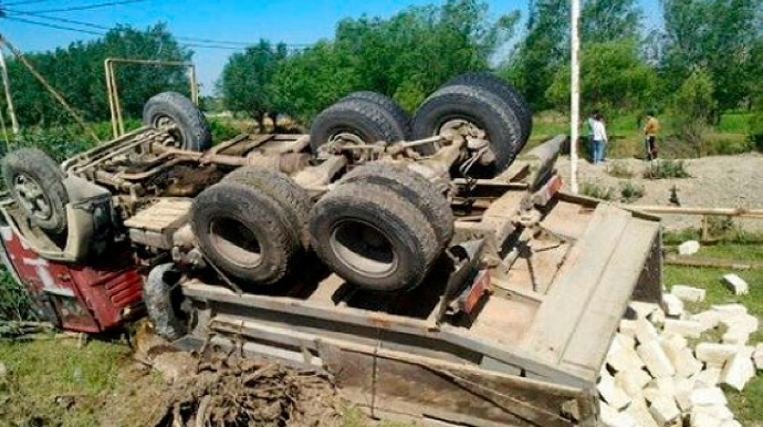 KamAZ körpüdən belə aşdı - Anbaan VİDEO