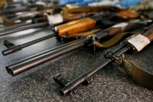 Qarabağdan köçənlər Ermənistanda silahla gəzir