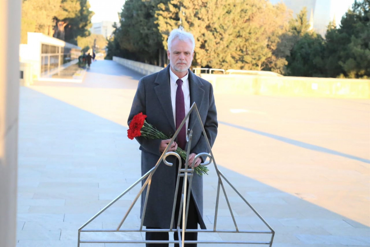 ABŞ səfiri Şəhidlər xiyabanına gəldi