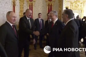 Əliyev Putin və Paşinyanla belə görüşdü - VİDEO