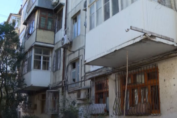 Bakıda yaşayış ola-ola binanın dayaq sütünları sökülüb? - VİDEO 1 FotoJet 12 2