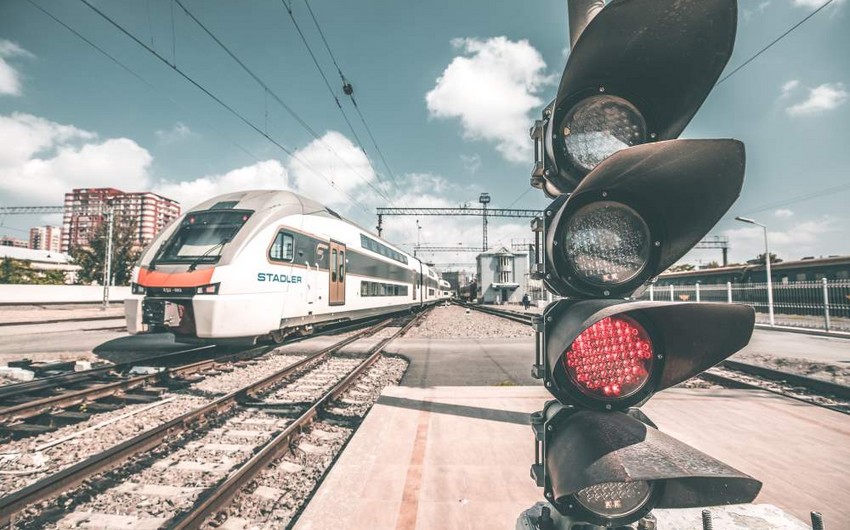 Güclü külək qatarları hərəkət qrafikindən çıxardı