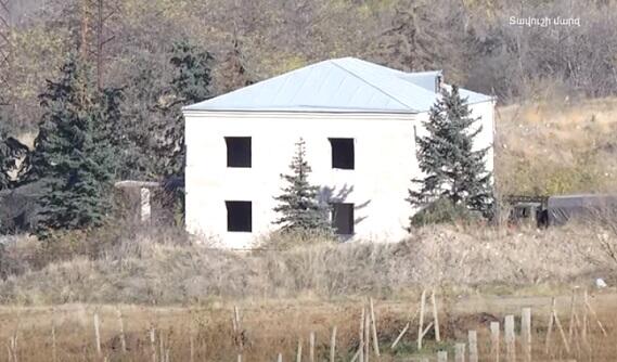 Ermənistanla sərhəddə müəmmalı ağ ev: orada nə baş verib? - FOTO 1 Ermənistanla sərhəddə müəmmalı ağ ev: orada nə baş verib? - FOTO