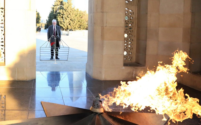 ABŞ səfiri Şəhidlər xiyabanına gəldi