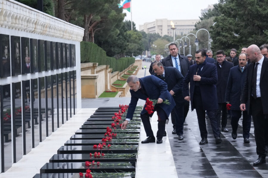 Hakan Fidan Şəhidlər xiyabanında - FOTOLAR