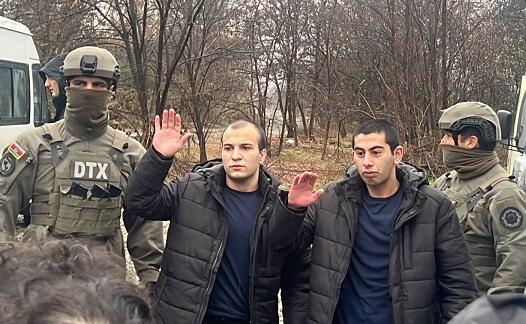 Azad edilən hərbçilərimiz analarına qovuşurlar - VİDEO