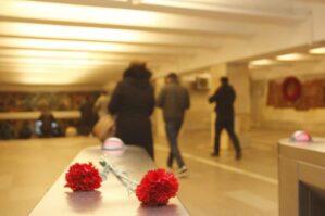 Bakı metrosunda faciə: qadın stansiya yoluna düşərək öldü