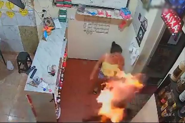 Qısqanc qadın ərinə od vurdu - VİDEO