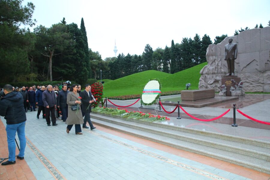 Ümummilli lider Heydər Əliyevin xatirəsi ehtiramla anıldı - FOTOLAR