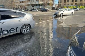 Bakıda su xətti partladı - VİDEO