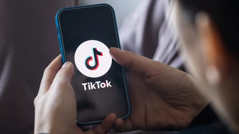 "TikTok"da canlı açıb söyüş söyən 3 dost tutuldu