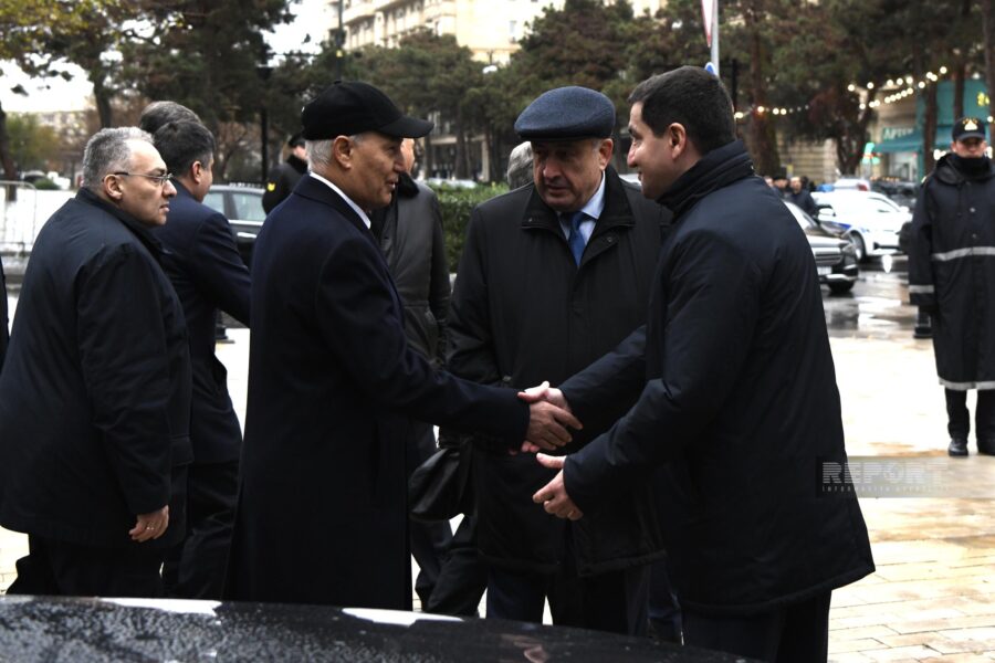 Dövlət rəsmiləri Heydər Əliyevin xatirəsini yad edir - FOTOLAR