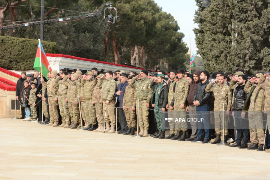 20 Yanvar şəhidlərinin xatirəsi bir dəqiqəlik sükutla yad olundu - VİDEO+FOTOLAR