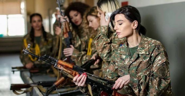 Ermənistanda qadını hərbi xidmətə çağırdılar - FOTO