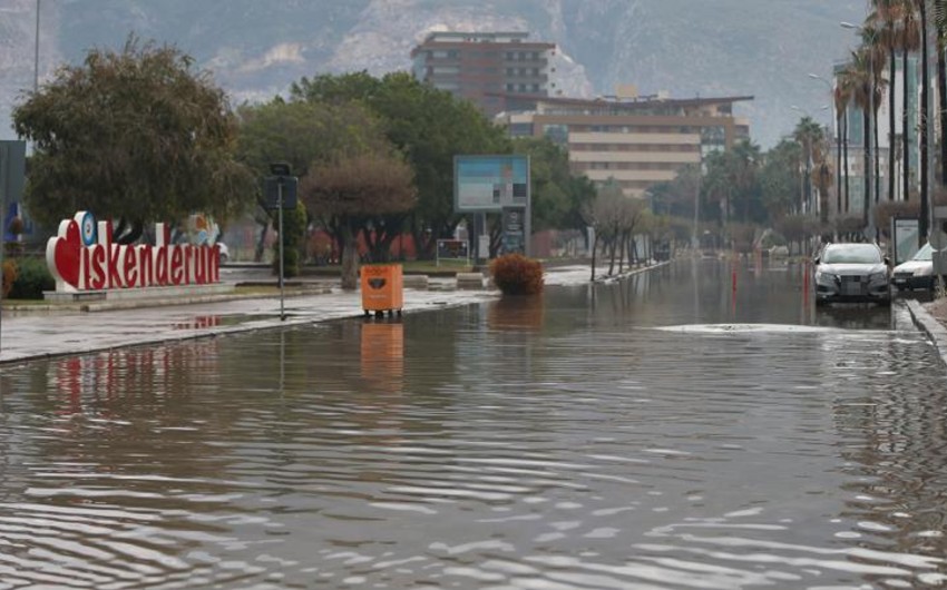 Hatayda yollar, evlər və iş yerləri su altında qaldı - FOTO