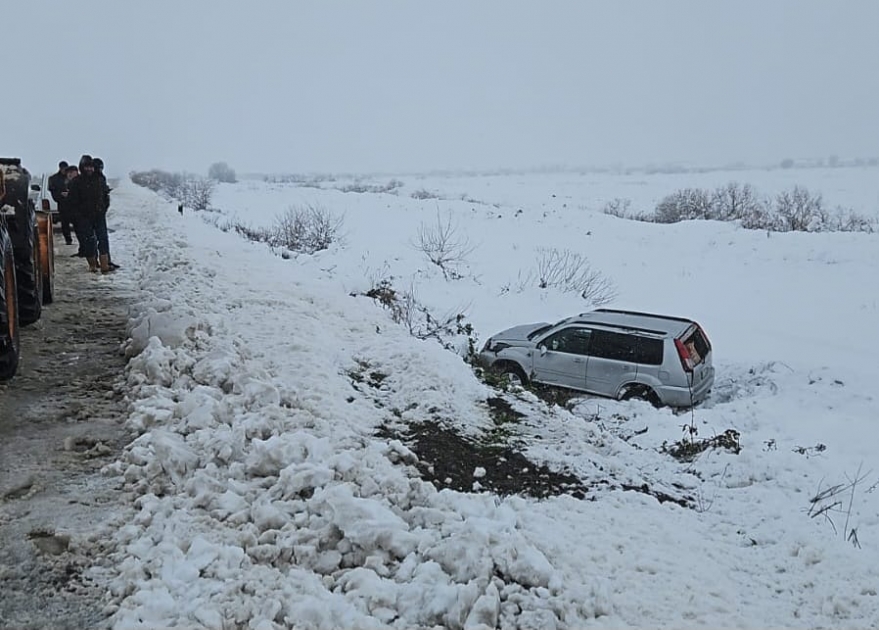 Qarlı hava yol qəzalarına səbəb oldu - FOTOLAR
