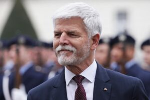 Çexiya prezidenti məşhur kafedralın divarına dırmaşdı - VİDEO