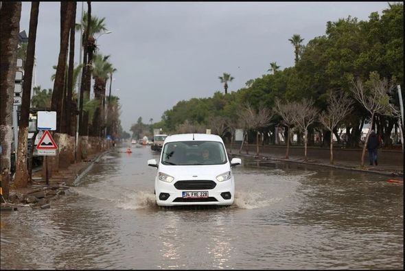 Hatayda yollar, evlər və iş yerləri su altında qaldı - FOTO