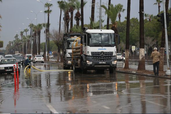 Hatayda yollar, evlər və iş yerləri su altında qaldı - FOTO