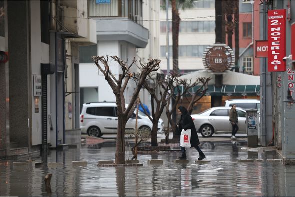 Hatayda yollar, evlər və iş yerləri su altında qaldı - FOTO