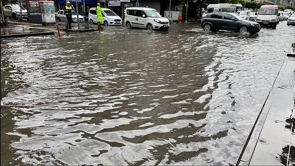 Hatayda yollar, evlər və iş yerləri su altında qaldı - FOTO