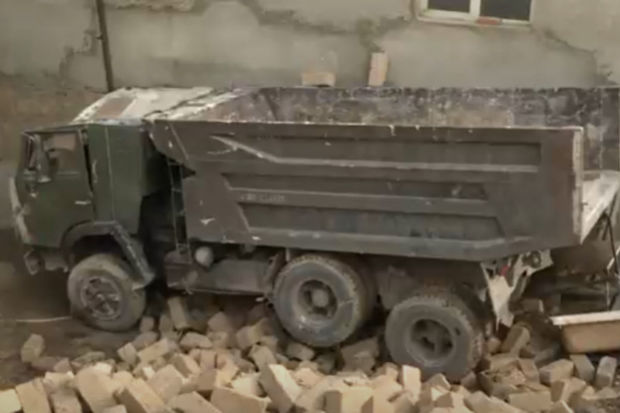 Bakıda “KamAZ” hündürlükdən evin həyətinə aşdı - VİDEO
