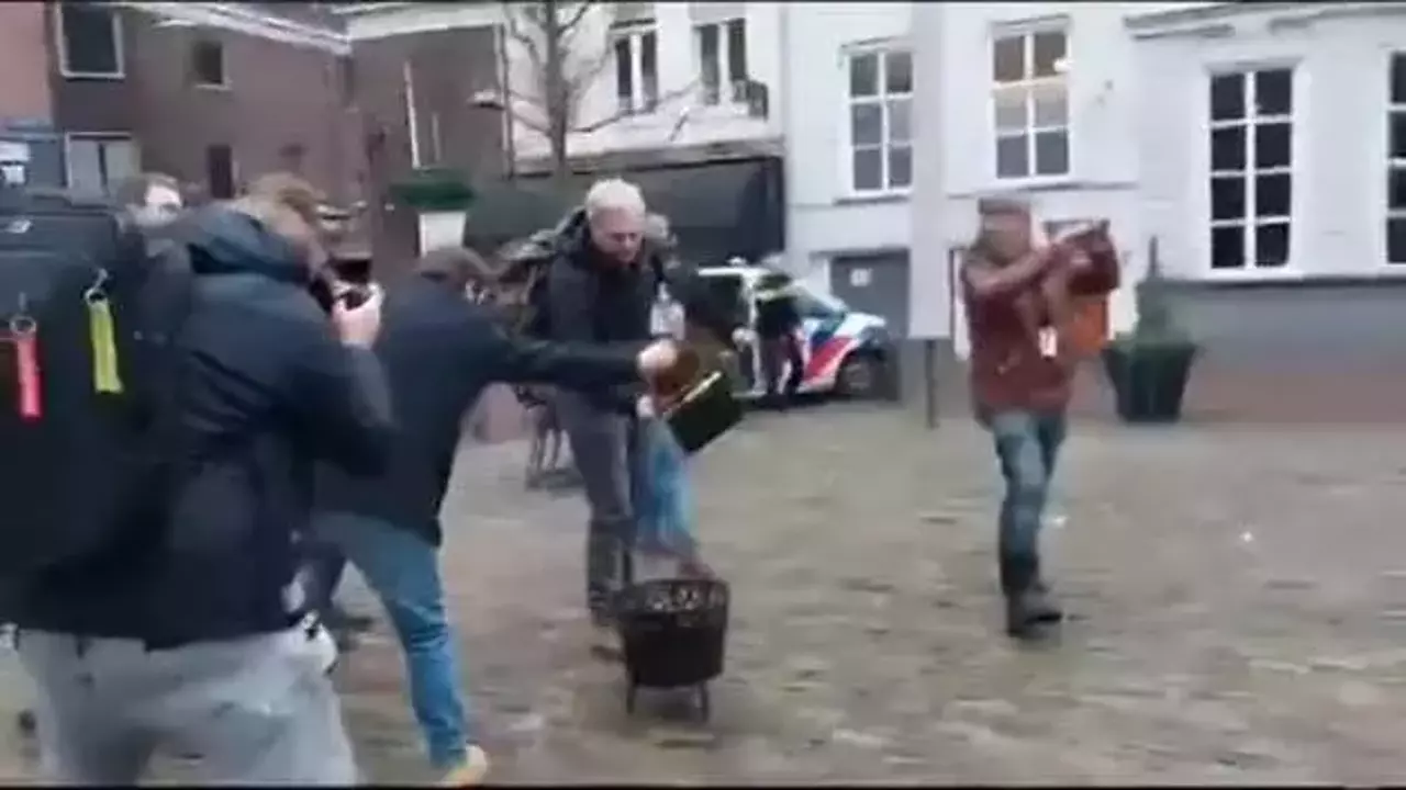 Hollandiyada polisin gözü qarşısında Quran yandırıldı - VİDEO 1 Hollandiyada polisin gözü qarşısında Quran yandırıldı - VİDEO