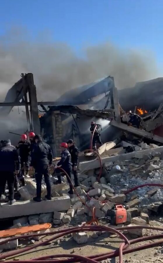 Bakıda sexdə güclü yanğın: ölənlərin sayı artdı, meyitləri ailələrinə təhvil verilir - CANLI