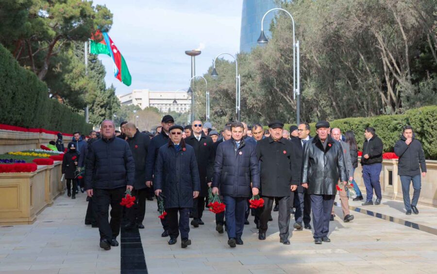 AZAL kollektivi Şəhidlər xiyabanını ziyarət etdi - FOTOLAR