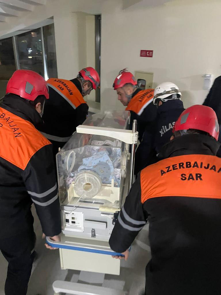 Körpələr xəstəxanadan belə çıxarıldı - FOTOLAR / VİDEO