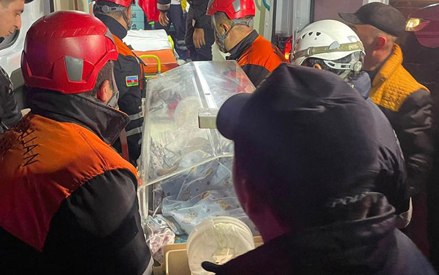 Körpələr xəstəxanadan belə çıxarıldı - FOTOLAR / VİDEO